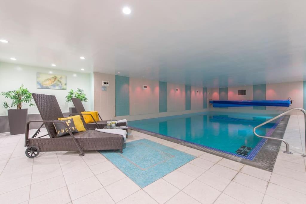 24hr Concierge, Gym, Pool, Museum, Shopping Centre Londen