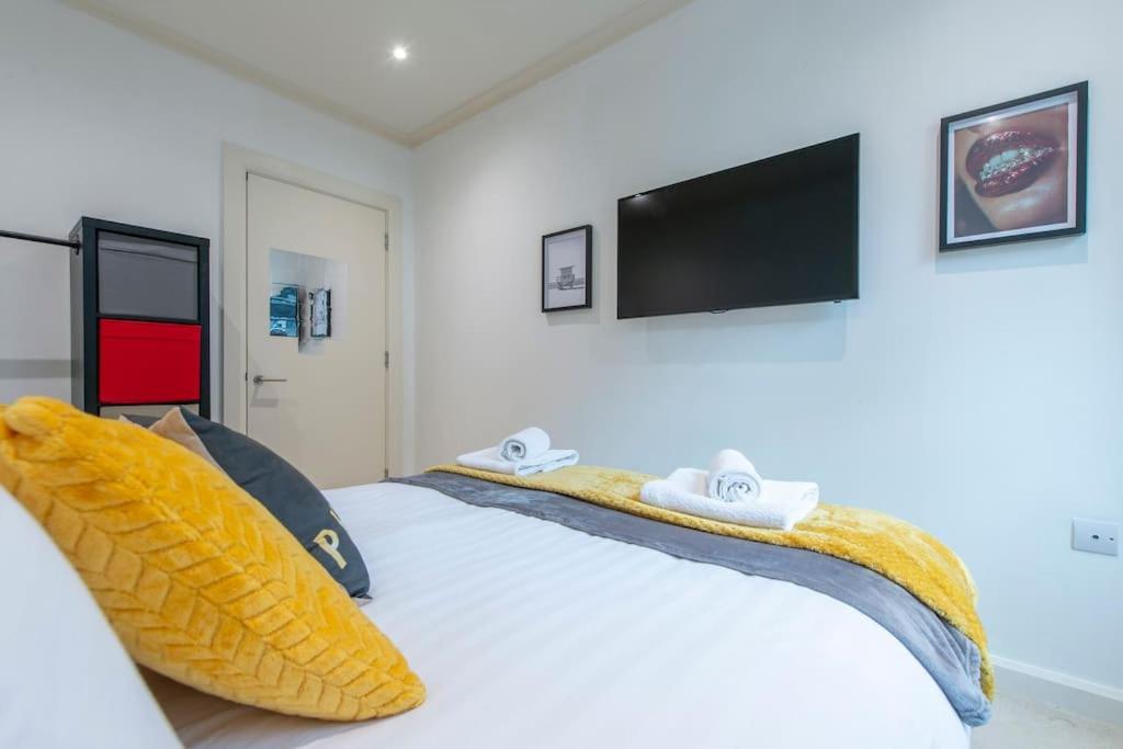 24hr Concierge, Gym, Pool, Museum, Shopping Centre Appartement *