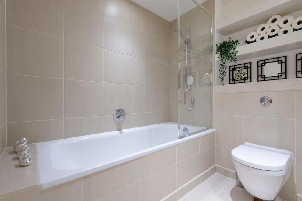 24hr Concierge, Gym, Pool, Museum, Shopping Centre * Londen