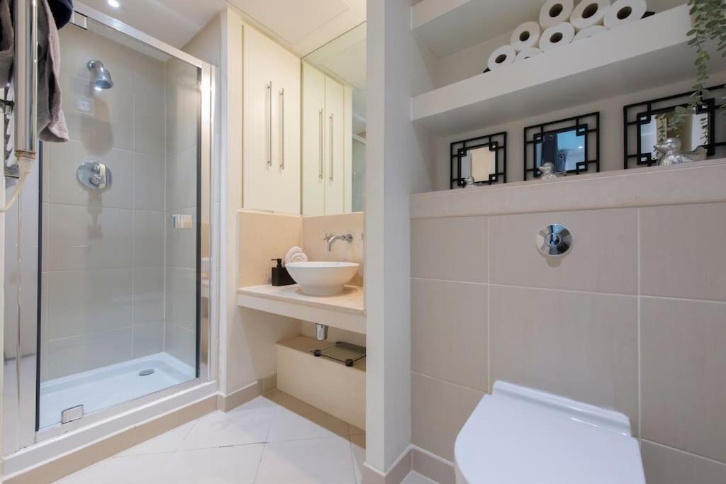 24hr Concierge, Gym, Pool, Museum, Shopping Centre * Londen