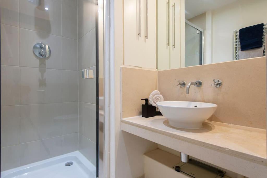 24hr Concierge, Gym, Pool, Museum, Shopping Centre Appartement *